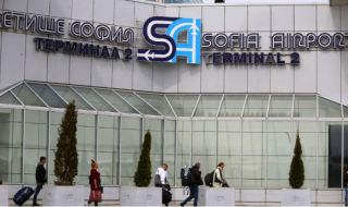 Самолет на Air France кацна аварийно в София заради буйстващ пътник