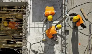 Работник падна от скеле в Бургас, има опасност за живота му