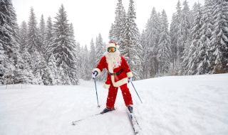 Над 300 скиори, облечени като Дядо Коледа карат ски за благотворителност в САЩ (ВИДЕО)