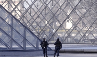 Атаката срещу Лувъра се смята за терористичен акт