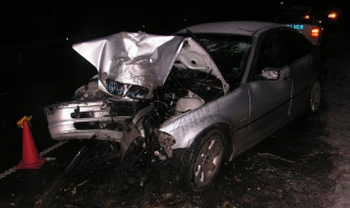 Мъж загина след челен удар на кола с автобус