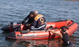 Млад мъж скочи от Аспаруховия мост, издирват го