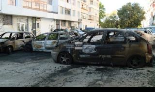 Пет автомобила изгоряха на варненски паркинг