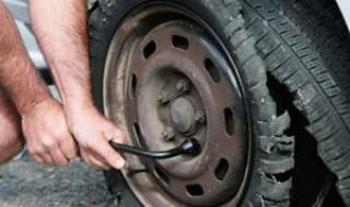 Метална шина реже гуми на пътя през Хаинбоаз