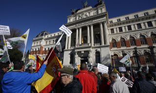 Активисти протестират в Мадрид - 1