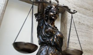 Митничарка осъди прокуратурата за причинено унижение