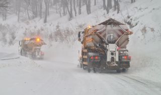 Силен снеговалеж: Затвориха Беклемето за камиони
