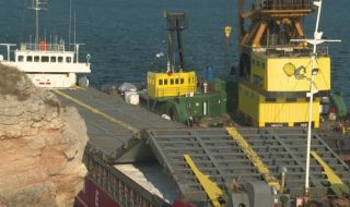 Започна операция по разтоварването на заседналия кораб край Камен бряг