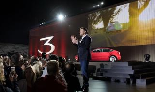 Първата Tesla Model 3 слезе от поточната линия