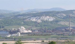 120 кг експлозив сринаха гордостта на цветната ни металургия – комините на ОЦК (Видео)