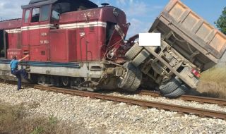 Влакът Бургас-София блъсна камион край Карнобат