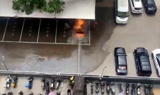 Електромобил се взриви, докато го гасяха след самозапалване при зареждане (ВИДЕО)