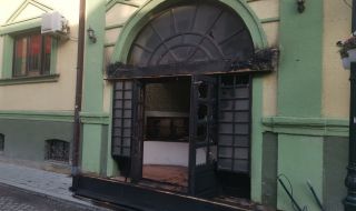 Подпалиха входната врата на Културния център "Иван Михайлов" в Битоля