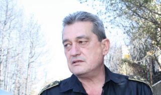 Над 200 човека гасят пожара в Рила