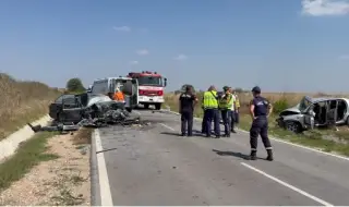 Двама души загинаха при челна катастрофа в Хасковско (ВИДЕО)