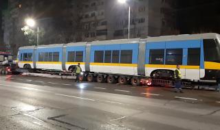 Доставиха първия от 13-те нови трамваи в София (СНИМКИ)