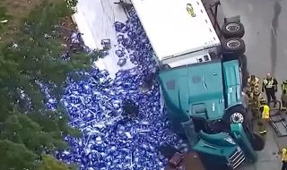 Камион с хиляди бири се обърна на магистралата (ВИДЕО)