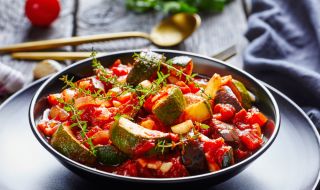 Рецепта на деня: Пържени тиквички със зеленчуков сос