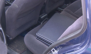 Нова схема: Крадат чанти и пари от колата, докато паркирате