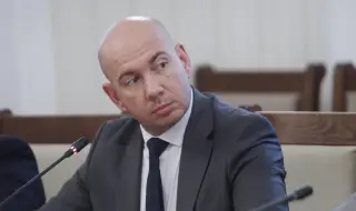 „Възраждане“ иска черни печати за двама македонци, показали неприлични жестове към Радев и Йотова