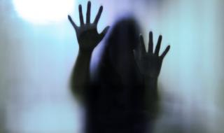 Полицай изнасили 35-годишната си дъщеря
