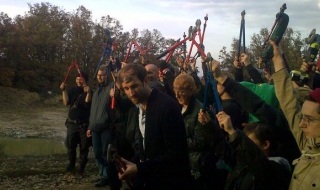 Акцията при оградата на границата приключи мирно за 1 минута след едночасови преговори