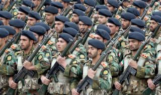 Иран внезапно изпрати войски към границата с Турция
