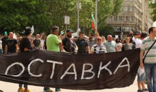 Автошествие блокира движението на Дунав мост