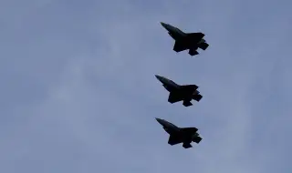 Над Източна Европа! Италиански изтребители F-35 се сблъскват с руски Су-27 и Су-24М 