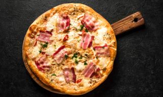 Рецепта на деня: Чеснова пица с моцарела и бекон