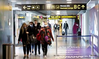 ЕС затяга правилата за пътуване за Канада, Австралия и Аржентина заради скок на COVID случаите