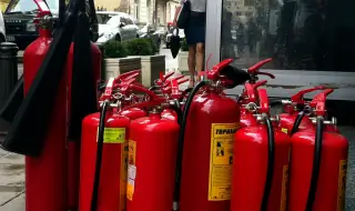 След Гърция и МВР забранява водните пожарогасители и флаконите в колите