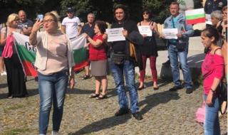 Десетки българи излязоха на протест в Прага (ВИДЕО)