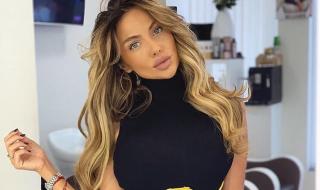 Златка Райкова рекламира нощници в тоалетната (СНИМКА)