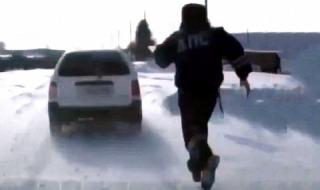 Руски полицай догони колата на пиян шофьор (ВИДЕО)