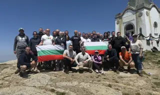 Депутати от “Възраждане” изкачиха връх Каймакчалан за единадесетата година от създаването на партията