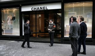 Облепиха бутиците на Chanel в Париж с образа на Хитлер (СНИМКИ)