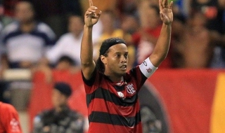 Роналдиньо отново напомни за себе си