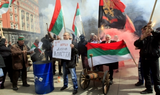 ВМРО: Протестиращите не бива да се делят