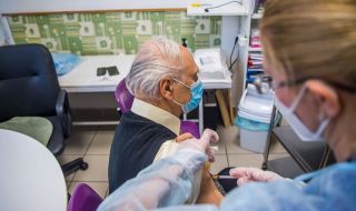 Франция започна да ваксинира срещу COVID-19 хора над 75 години и хронично болни
