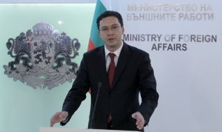 Митов: Не е вярна информацията за скъсани български знамена в Киев