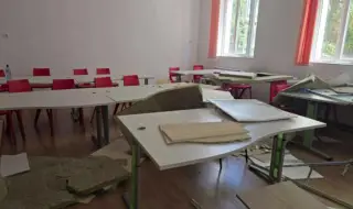 Част от окачен таван на ремонтирана учебна сграда в Пловдив падна в час