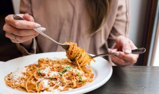 За какво ни е лъжица при яденето на спагети?