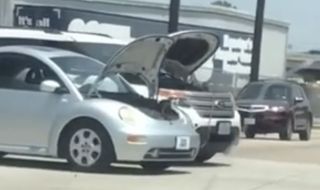 Шофьори на Ford и Volkswagen шофираха успоредно, докато си подават ток (ВИДЕО)