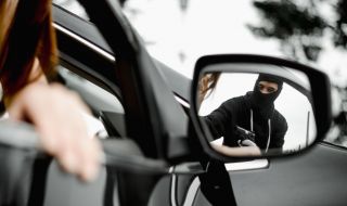 Странен знак на вратата на колата предупреждава за голяма опасност