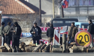 Косовските сърби бетонираха барикадите