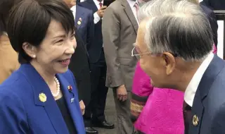 Новият японски премиер разгневи Пекин след снимка с бившия зам.-председател на тайванското правителство