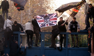 Великобритания изтегля дипломатите си от Иран