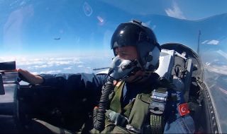 Турският министър на отбраната прелетя на изтребител Ф-16 над Северно Егейско море