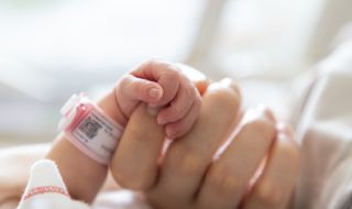 Жена с трансплантирана матка роди момиченце